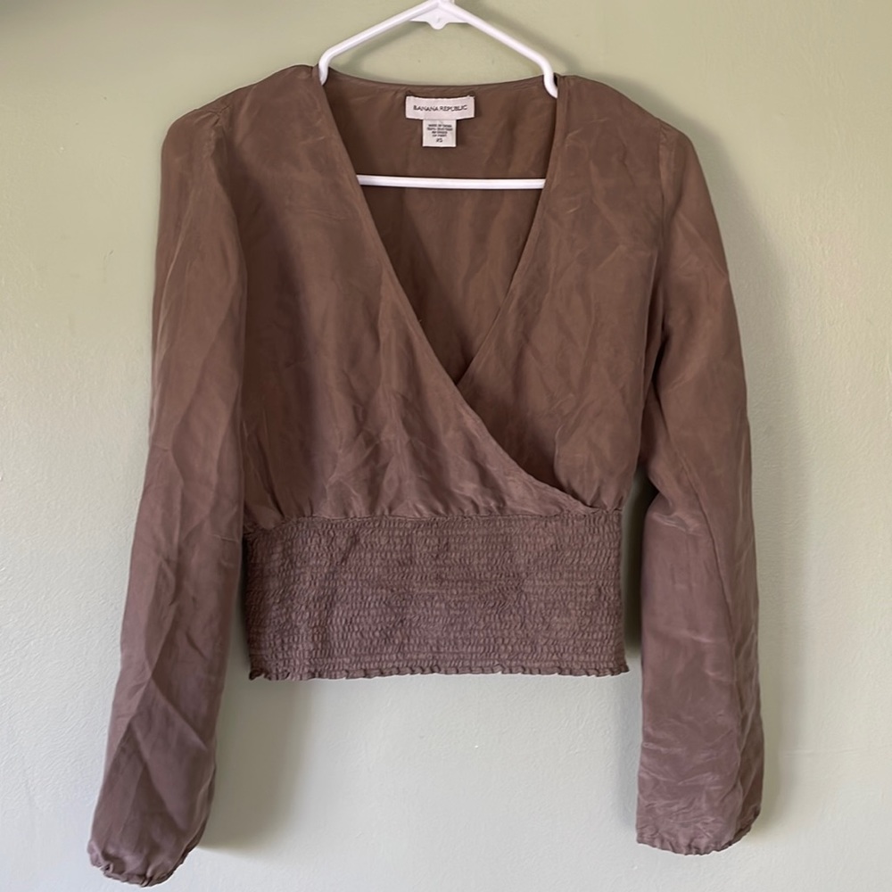 EUC banana republic silk blouse XS fits well for a busty small too
